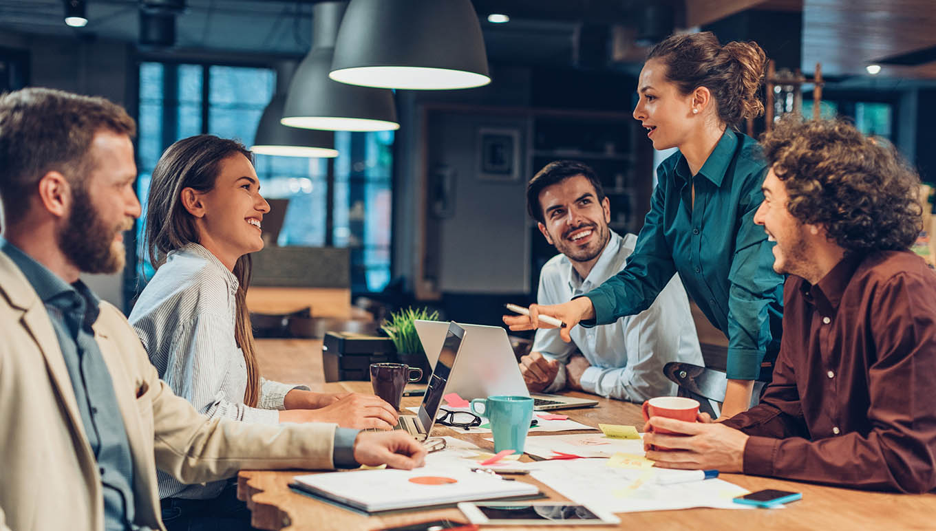 Konsulter inom e-handel sitter runt ett bord